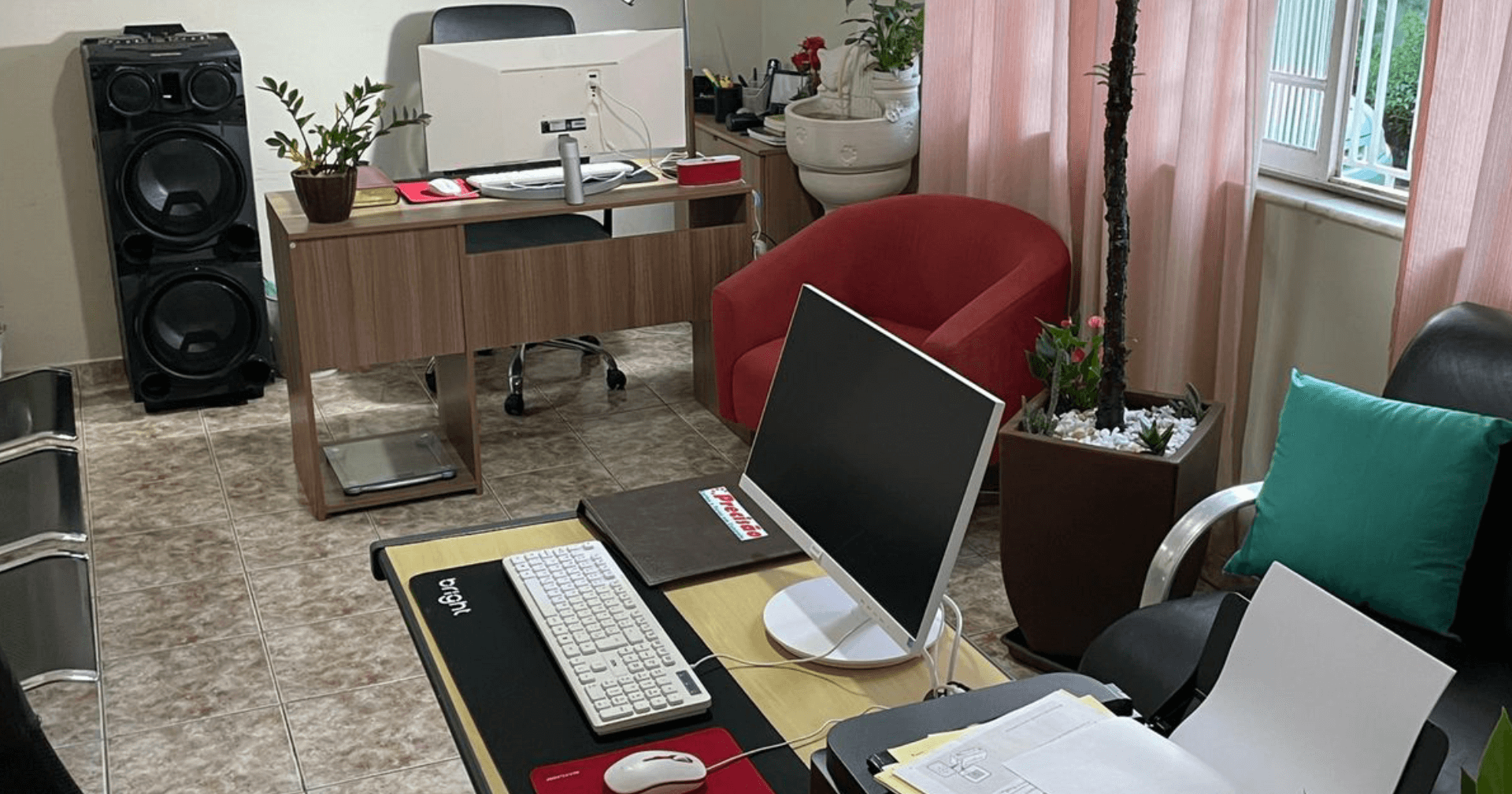 Mesa de trabalho com cadeira e computador no escritório da Nova Precisão RB.